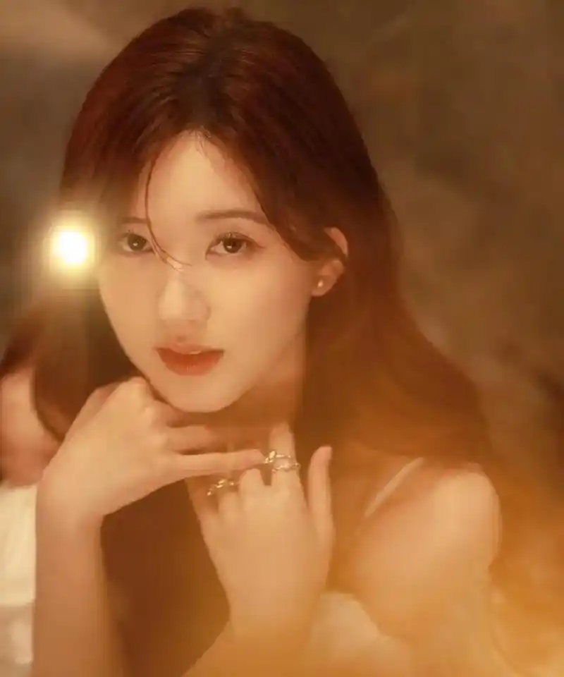 赵露思氛围感满满大片,长卷发披肩比花娇花衬人更美.