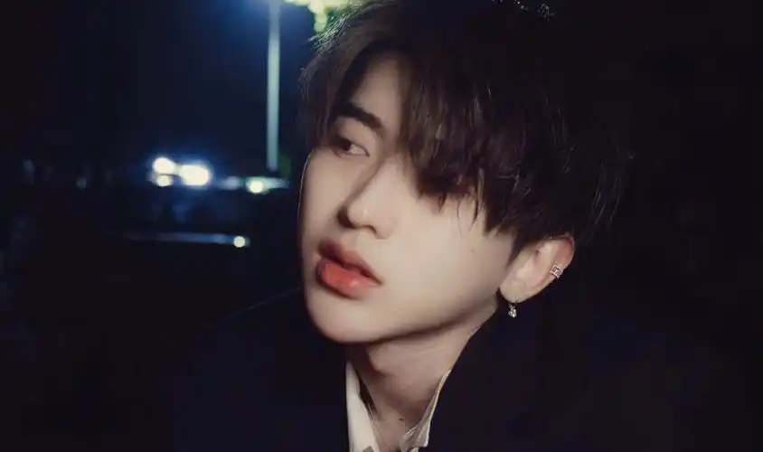 玫瑰海浪 与克莱因蓝的相遇#宝藏男孩蔡徐坤