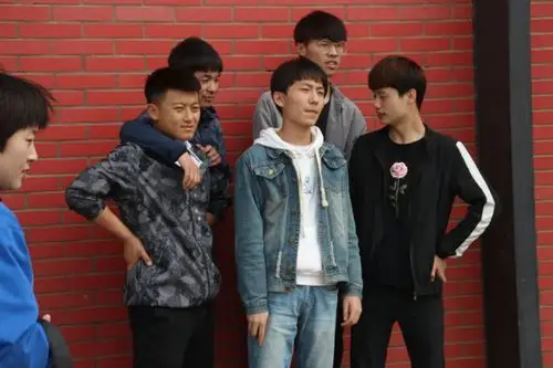 一个宿舍的的一群哥们