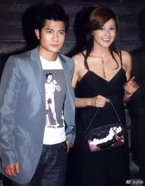 55岁的郭富城携妻子逛街,小他4岁的岳母罕见露面,对比太明显