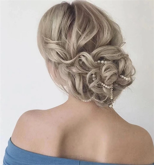 近期有结婚打算的,看看这款欧美风的盘发吧,西方盘发造型更注重细节.