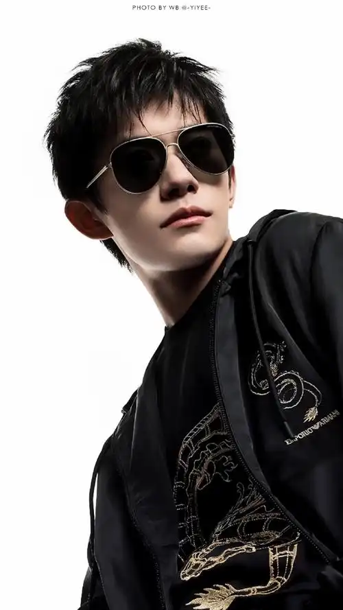 93 辰龙少年霸气登场|易烊千玺@tfboys-易烊千玺#emporio armani