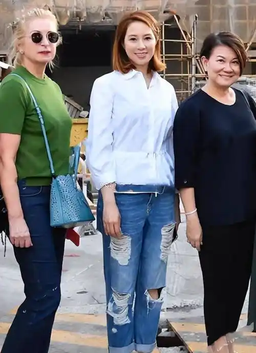 徐子淇白衬衫,蓝色破洞牛仔裤,白鞋在更非正式的场合,徐子淇展现了