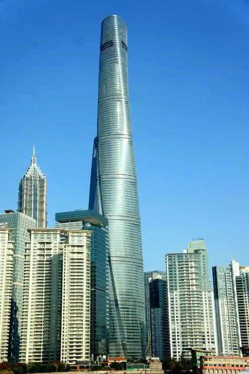 2014年12月7日再看上海中心,顶部那台吊车已拆除了,中心已以完整的