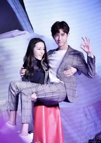 最美公主抱?这些女抱男谁最美?网友:好猥琐的郭敬明