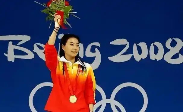 霍启刚的慌张彻底揭开了郭晶晶的婚姻真相难怪能爱19年