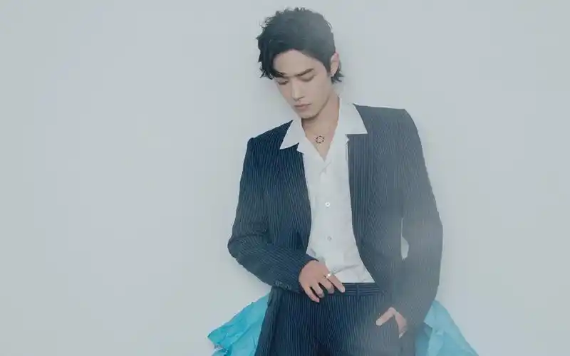 肖战条纹西装帅气写真桌面壁纸-大陆明星-手机壁纸下载-美桌网