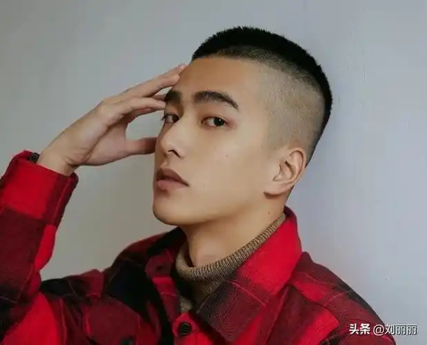 很多男士一直苦恼自己的发型不够帅气,每次去理发没有目标,所以剪完总