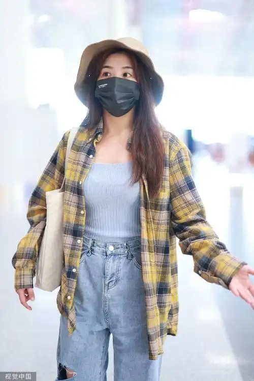 组图:张含韵戴宽檐帽现身机场 穿格纹衬衫搭牛仔裤简约舒适