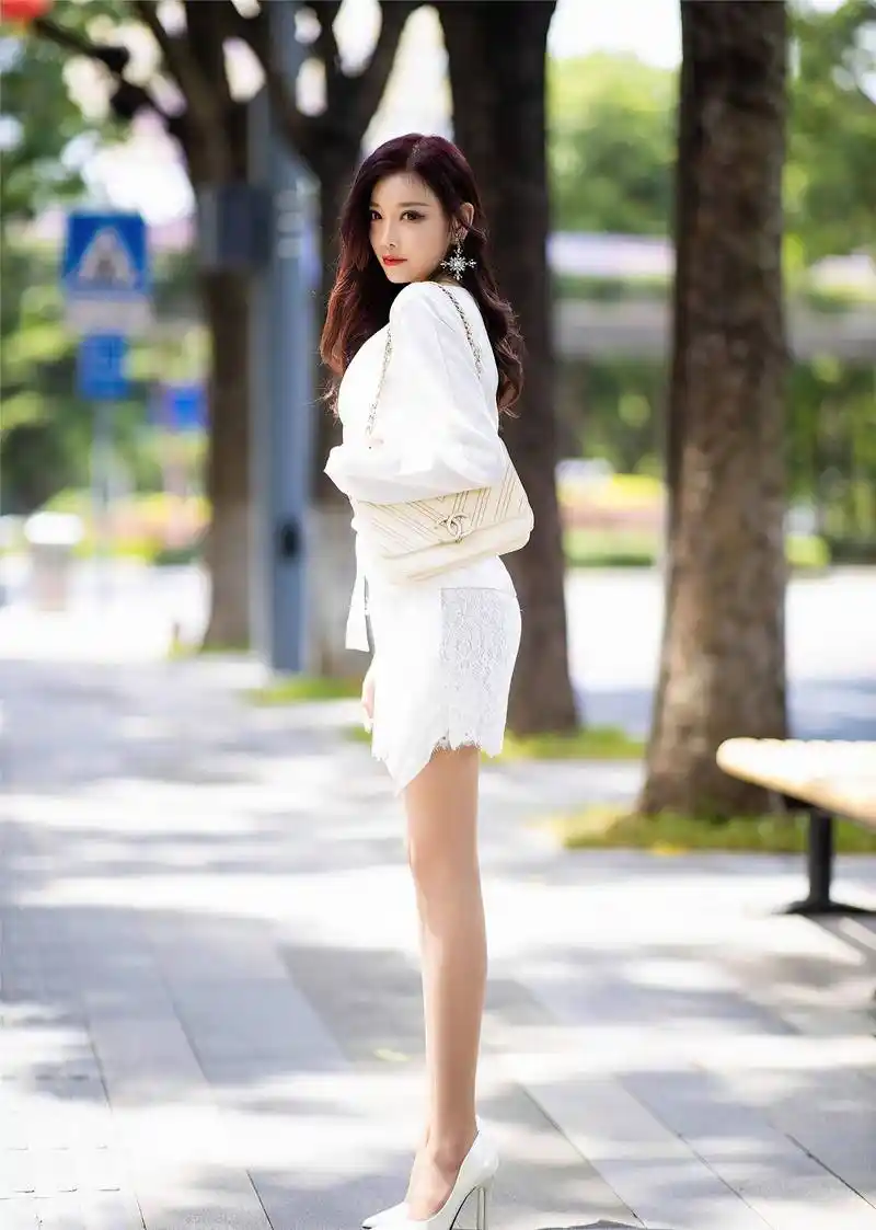 配上一双白色恨天高让美女的气质瞬间达到顶点_的设计_高跟鞋_丝袜