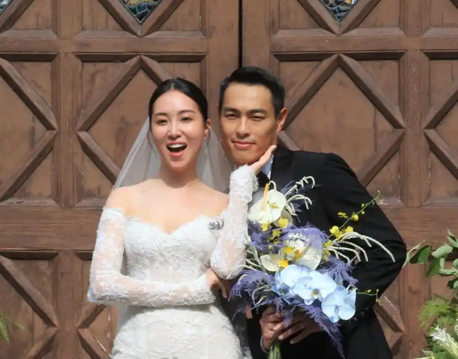 杨佑宁婚纱照首曝光小7岁妻子身材好晚上婚礼宾客名单太豪华