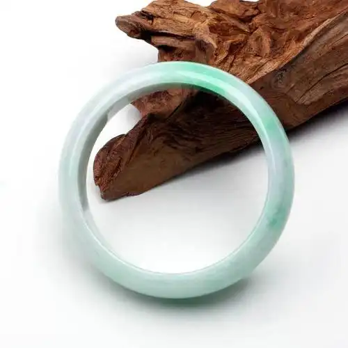 水润通透无杂质的翡翠手镯推荐