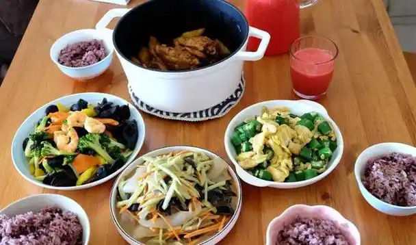 晒一晒一家四口的午餐,荤素搭配营养好,虽然简单却是家的味道__财经