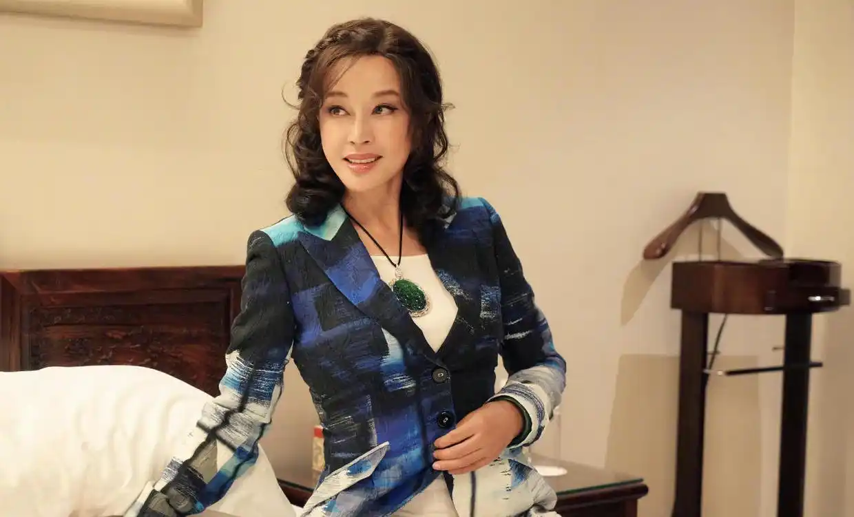 刘晓庆真有64岁西装配阔腿裤简约干练配披发造型看着顶多30岁