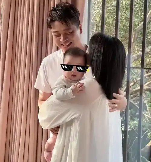 主持人沈涛携妻儿出门玩,妻子露脸肤白漂亮,8个月儿子软萌可爱