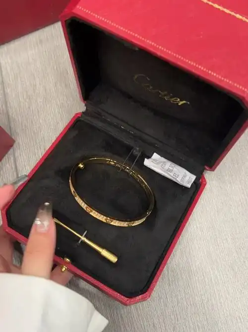 卡地亚满钻款手镯