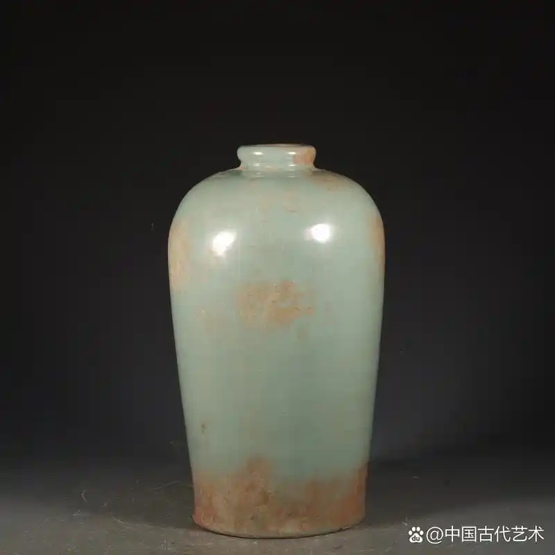 宋官窑粉青釉梅瓶.尺寸:高31.2厘米,肚径18厘米