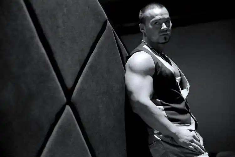 对此,王巍坦言自己出于感恩,"我自己受益了,想让更多的人得到健身的