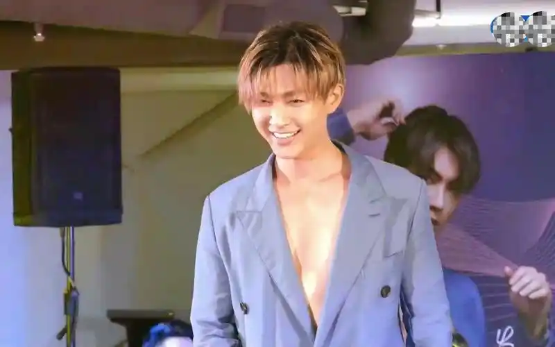 炎亚纶耍帅登台走秀肌肉解禁大露出