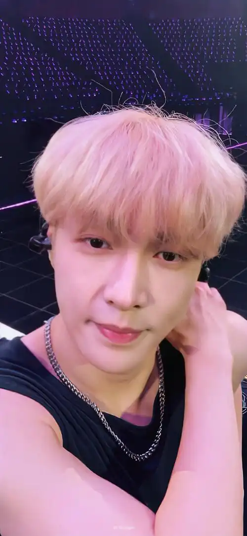 张艺兴边直播边彩排