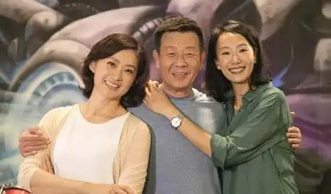 64岁寇世勋近照,两个老婆楼上楼下相处融洽,如今直言力不从心