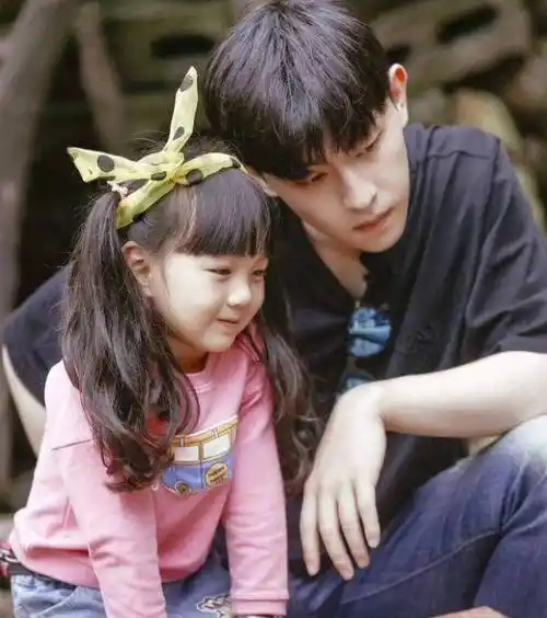 比照别的星二代,现如今的小山竹曝光度能够说成很高