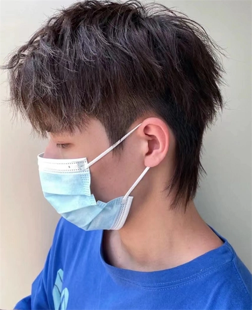 前短后长的层次拯救扁塌发,而且不拉长脸型,搭配钢夹烫帅炸了.