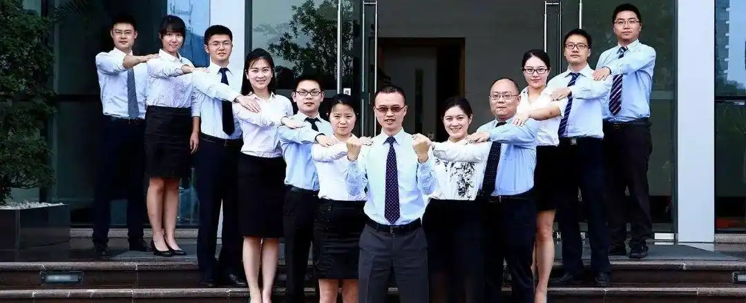 打破常规,寻找拍照打卡的乐趣,来一组独具特色的创意团队合照,拍出