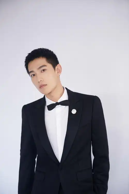 青年演员杨洋出席由《中国新闻周刊》主办的2019年度影响力人物荣誉