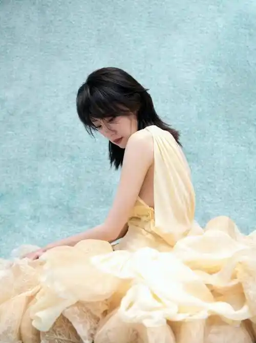 "妈妈"张小斐真的好美,奶黄色裙装温柔又大气,红气真的好养人_造型