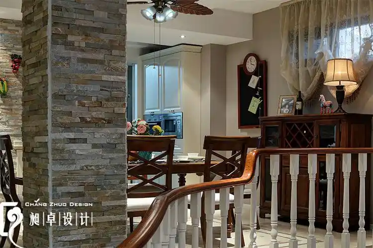 餐厅一角的柱子原本是空间中极碍事的东东,现在也巧妙的处理进去