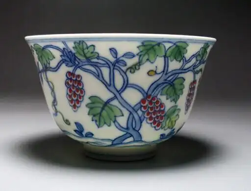 明成化斗彩葡萄纹杯--拍卖