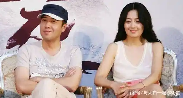 首先是靳东的妻子大家应该都知道吧,她就是李佳,虽说两个人是半路夫妻