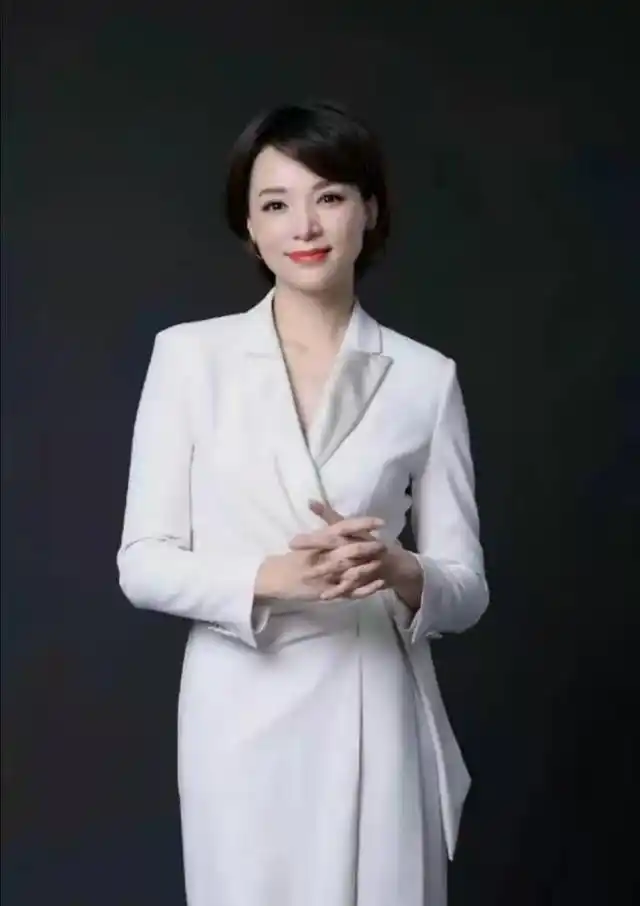 董卿庆47岁生日!穿修身毛衣搭波点裙秀蛮腰,中分短发优雅大气|董卿_新