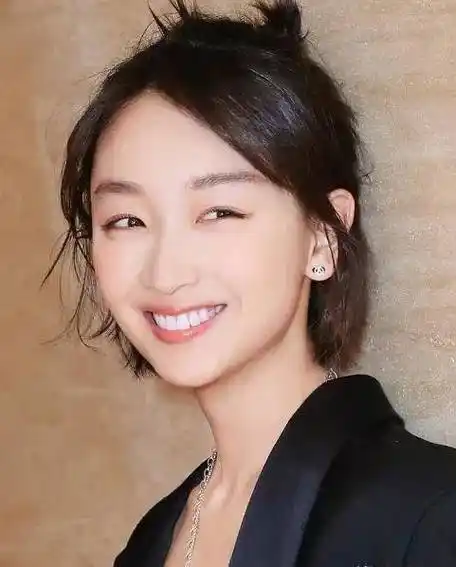 周冬雨罕见长发旧照曝光,看到正脸:这大概就是"清纯女神"_样子_短发