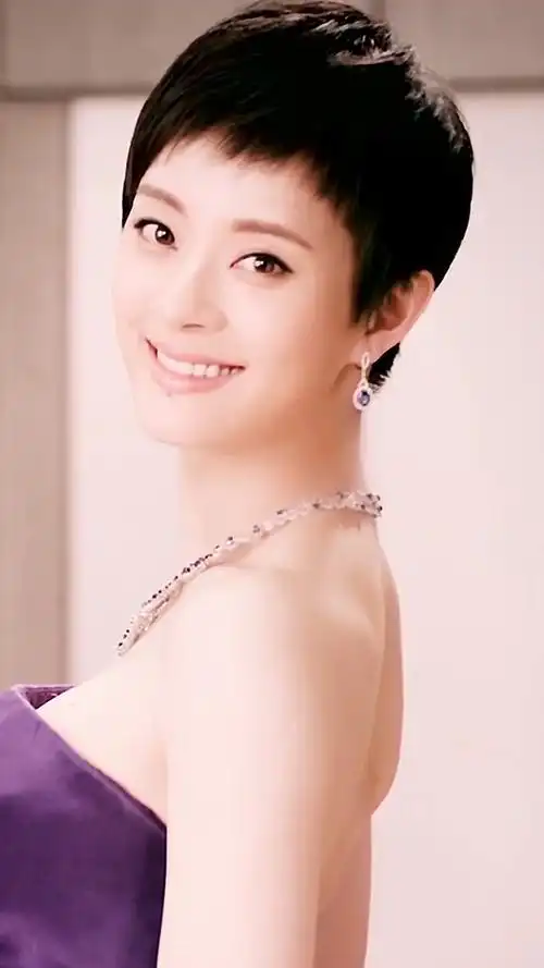 孙俪在微博晒出小花妹妹奔跑的照片,并写道 一直在奔跑的妹妹,风一样