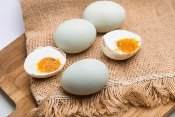 端午节吃咸鸭蛋也是传统习俗,记得汪曾祺先生就提过,他家乡高邮的咸