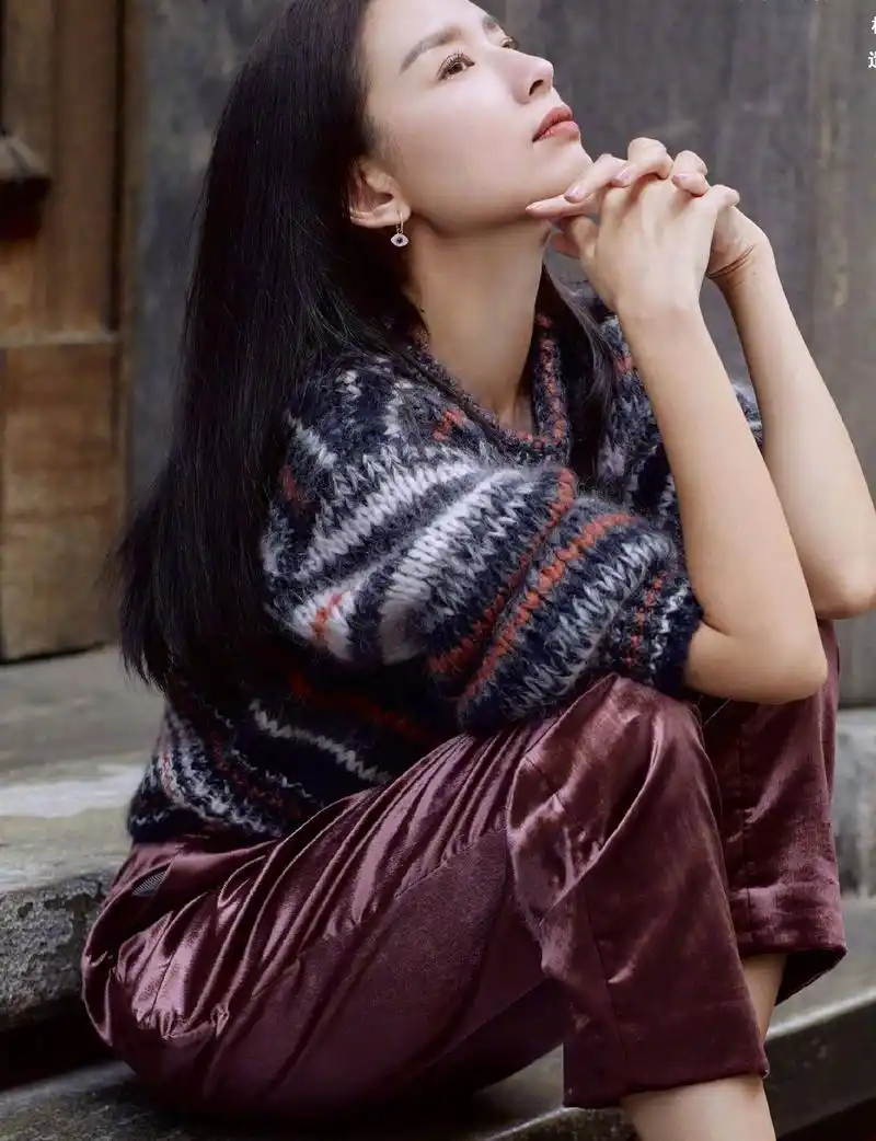 董洁漫步米兰城,柔软细腻的率性少女气息,满满意式淡雅十分迷人