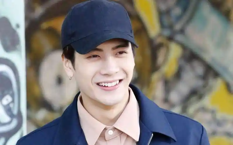 濒临塌房王嘉尔,与网红湾湾私下互动被扒,他会安然无恙吗