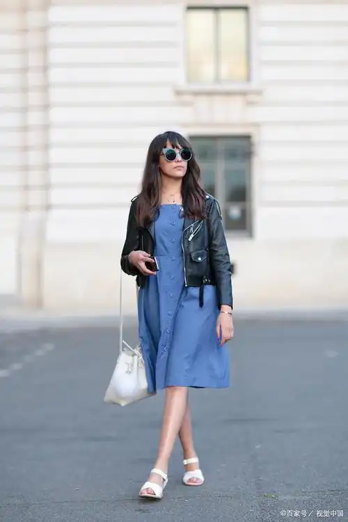 因此在选择鞋子时需要考虑多种因素,包括裙子的长度,裙款的风格,场合