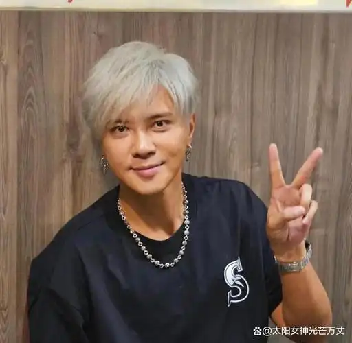 照片中,罗志祥亲切地和粉丝打招呼,穿着黑色t恤,佩戴耳环和项链,尽显