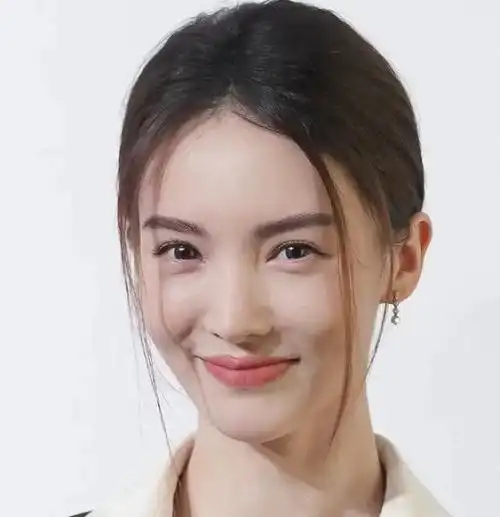 嘉人女星高清大头照85花法令纹明显90后小花脸部饱满有优势