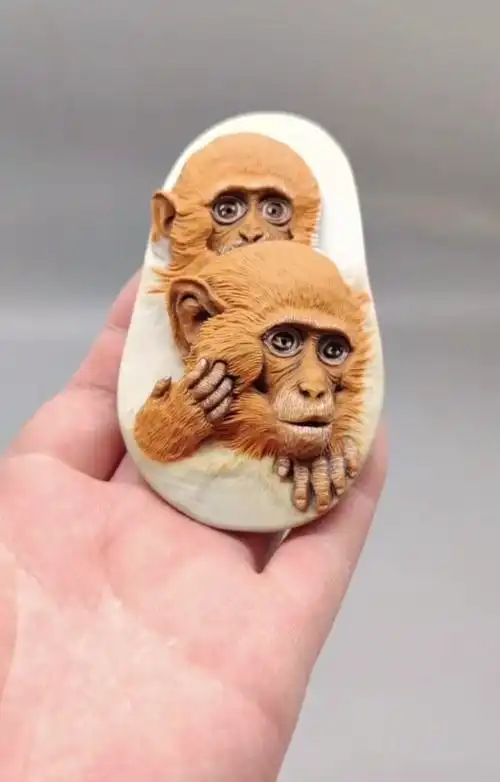 90后小伙鹅卵石上雕出逼真动物 称每一个作品都是独一无二的