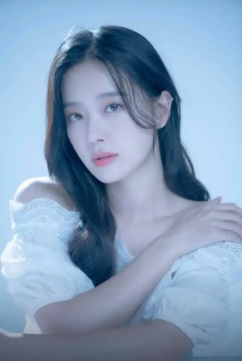 为艺术献身的女明星  宋玟京1987年1月5日,出生于首尔,身高159厘米