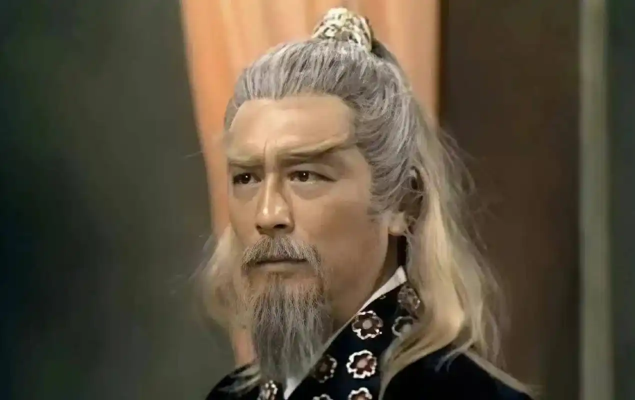 那时曾江扮演武功高强的黄药师,让人印象深刻,他出场时带着恐怖的面具