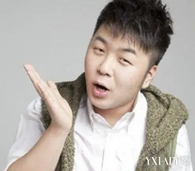 5,打理的蓬松感十足的男生短发发型,搭配脸颊侧短短的鬓发样式