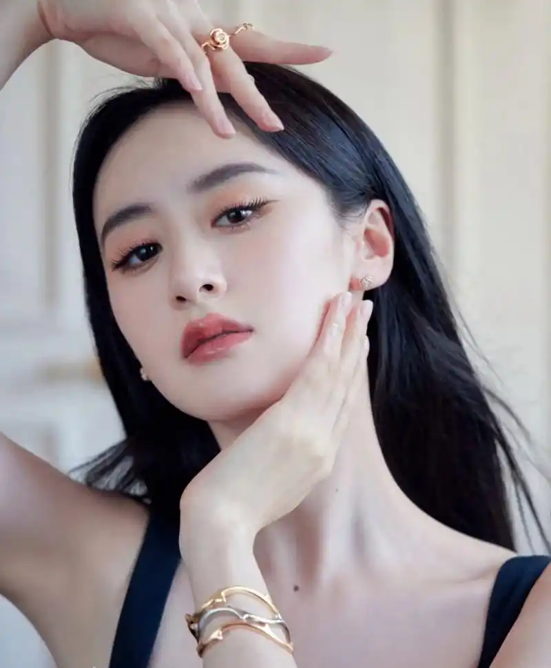 袁冰妍# 一袭黑色吊带长裙,清纯甜美的容颜,白皙细嫩的肩颈线,性感