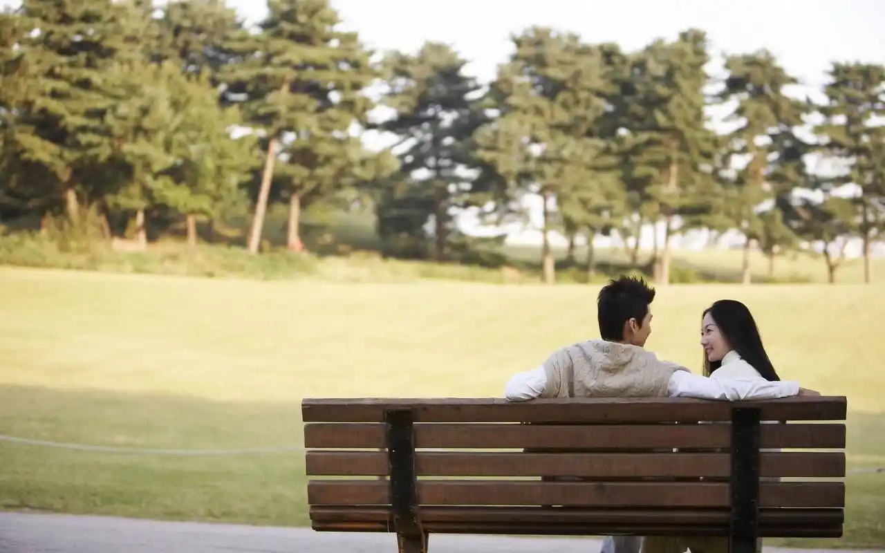 户外休闲甜蜜温馨情侣图片电脑桌面壁纸高清