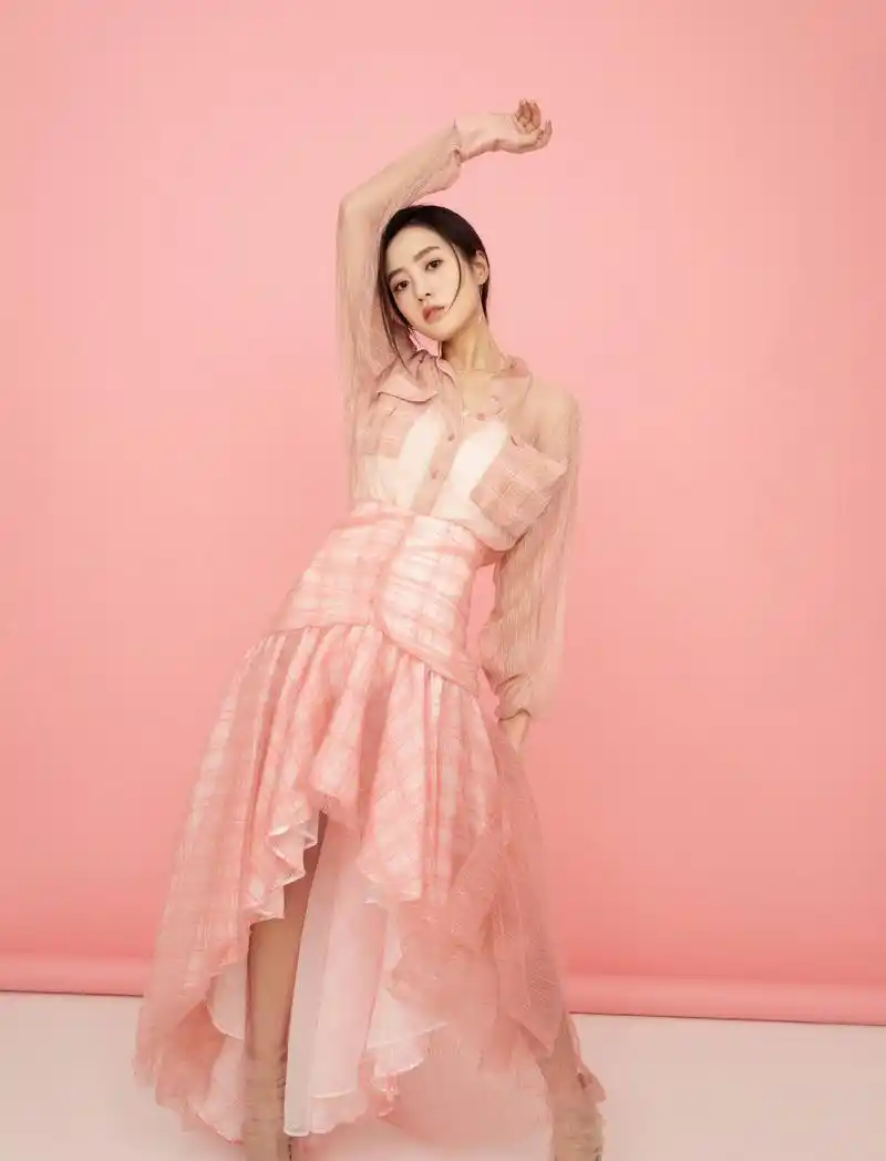 这样的王梓薇真的很有魅力,挑战多种风格,网友直呼暴击