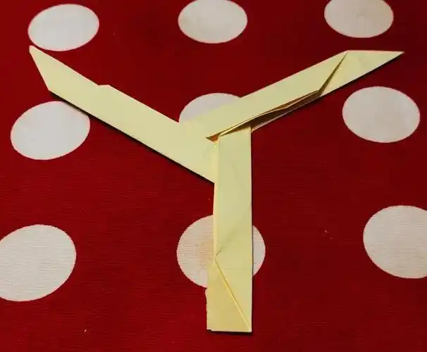 今天是我周末陪娃折纸分享的第五周,今天要分享的主题是三角回旋镖.